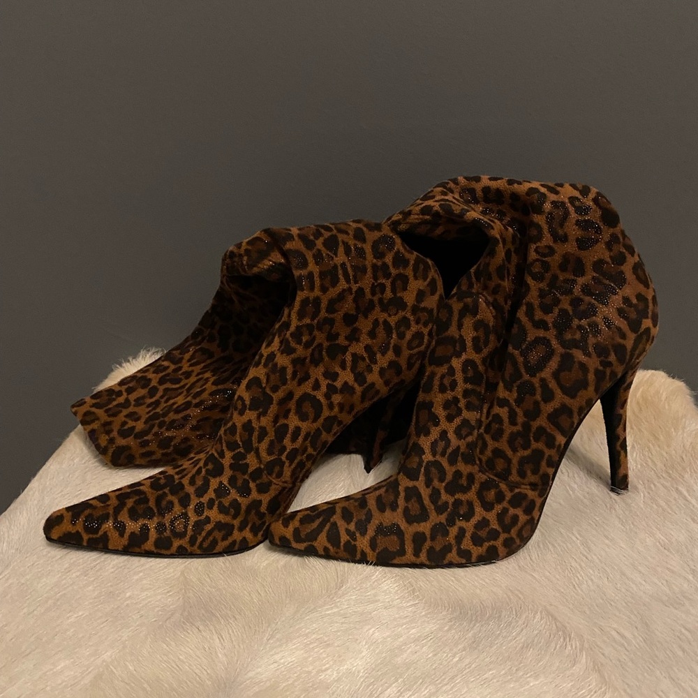 Stuart Weitzman size 7 1/2 pull-on boots